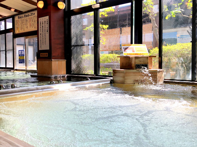 水風呂
きめ細やかな泡が身体をやさしく包む美泡水風呂!もちろん南アルプス天然伏流水&ナノ水の源泉かけ流しです。_島田蓬莱の湯