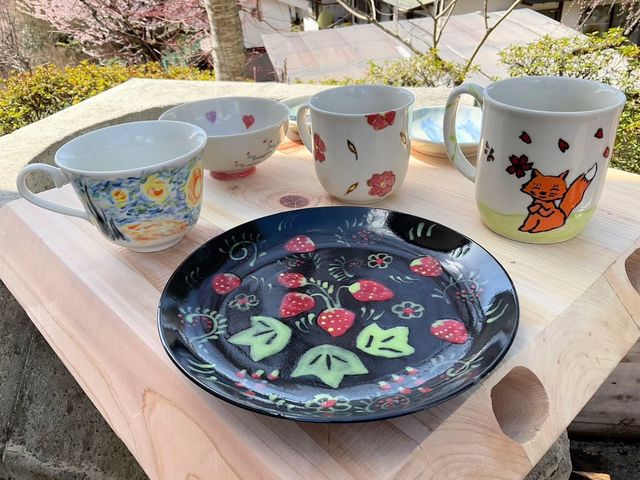 絵具を使って色鮮やかなカラフルな作品に仕上がります。_トマス陶芸