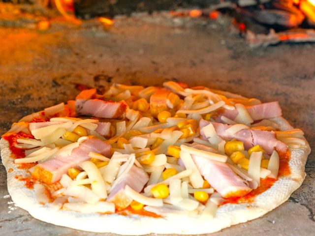 ピザは石窯で焼き上げます。焼きたての香ばしさはたまりませんね。当然食べるのも止まりません!_奏の森リゾート
