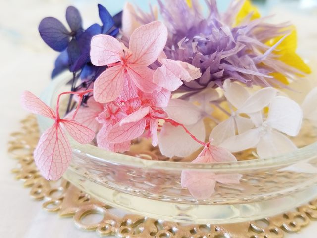工房からの直売ガラス製品も多数あります。ワークショップの花材も豊富にご利用いただけます。_セレクトガラス