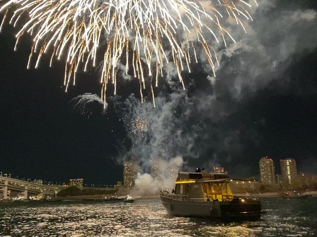 12月に開催されるお台場の花火大会を船上から間近にご覧いただけます。_UNcruise