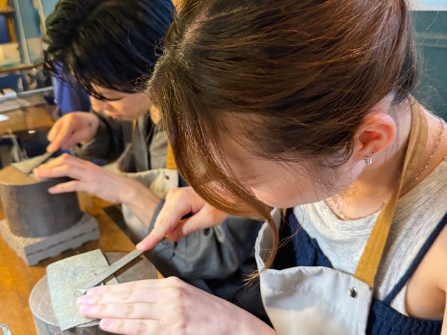 素材選びから仕上げまで、指輪を一から手作りできる体験です。おふたりで、お互いの指輪を作り合うこともできます。_シルバーアクセサリー手作り体験 FAVOR(フェイバー)