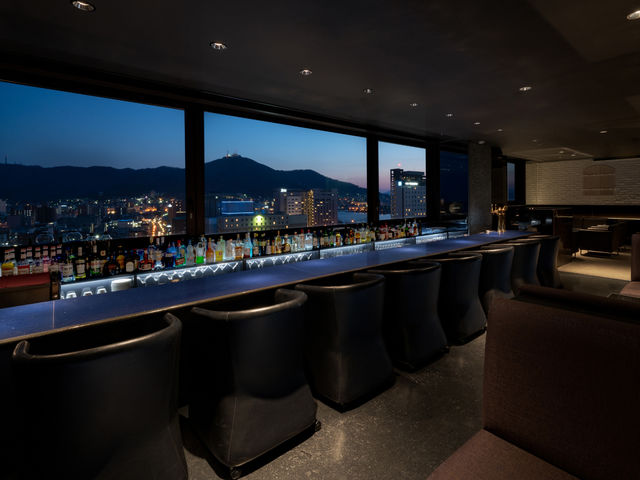 夜景を一望できるホテル最上階 バー_プレミアホテル-CABIN PRESIDENT-函館