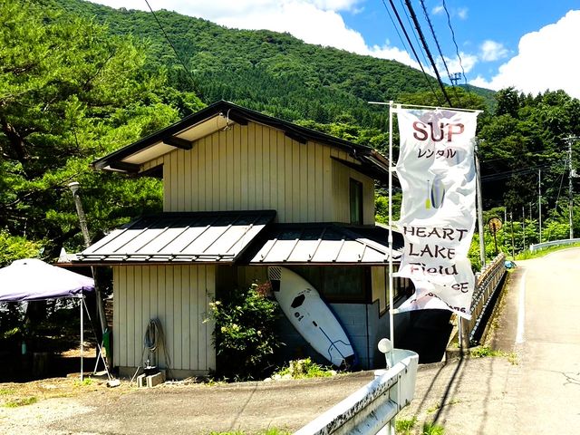 四万Baseの入り口です
のぼりとSUPボードが目印_Heart lake field 四万base