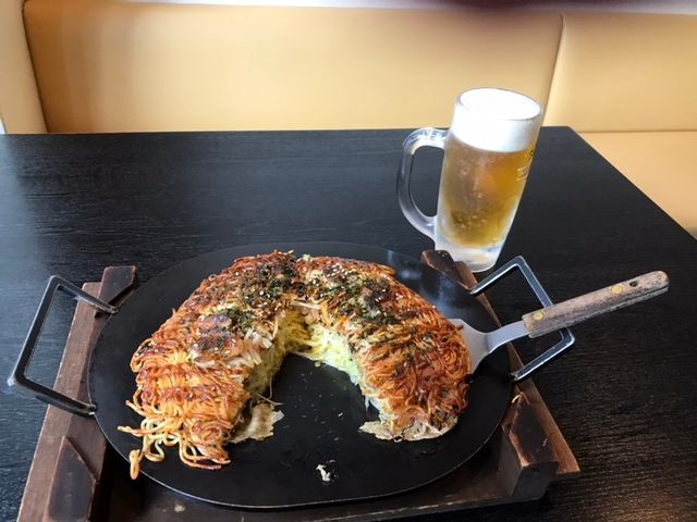 広島に来たら、やはり一度は食べてほしいお好み焼き!お店によって様々なので違いを食べ比べるのも良いかも?_宝塚タクシーグループ