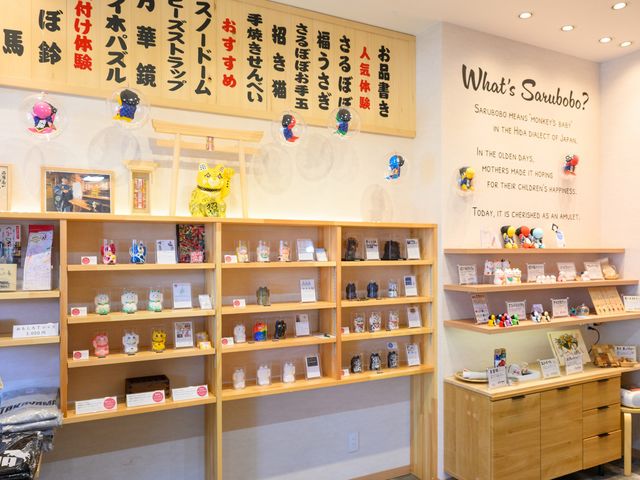 店内には地元アーティストによる絵付け作品もズラリ!_飛騨高山 思い出体験館 安川店