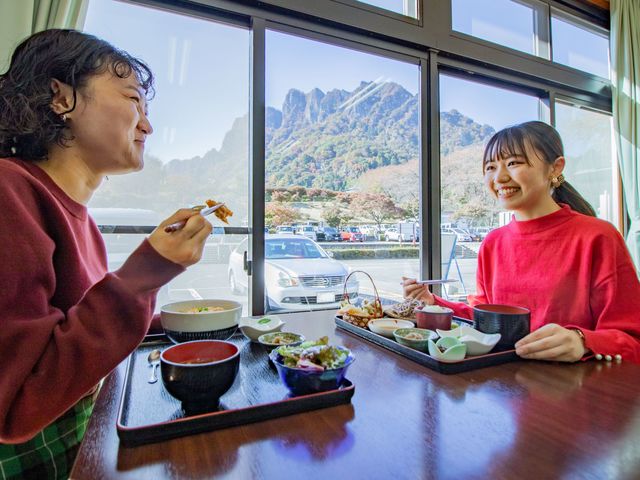 食事処「御山亭」からも妙義山がくっきり_妙義ふれあいプラザ もみじの湯