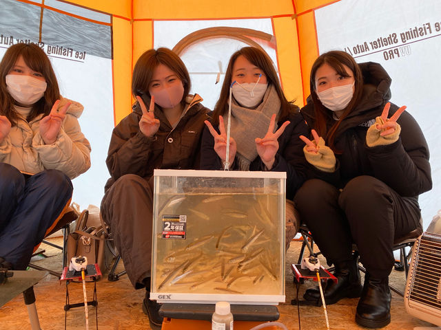 釣れる日当たれば女性グループでもプロガイドの徹底指導で水槽いっぱいのワカサギが。
釣ったあとはおいしい天ぷらが待っています。
_プロガイドツアー札幌