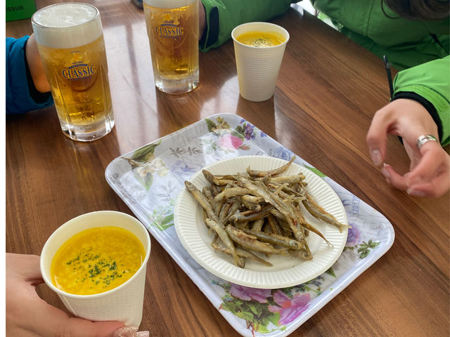 楽しいワカサギ釣り体験のあとはおいしいワカサギの天ぷらが待っています。
大好きならビールにぴったりと大好評を
いただいています。_プロガイドツアー札幌