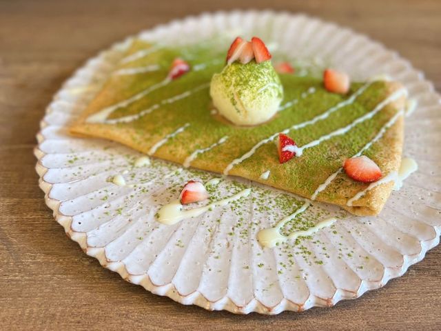 間借りカフェでは、きつねのおみみさんのガレットとクレープが楽しめます_ステンドグラスにゆら
