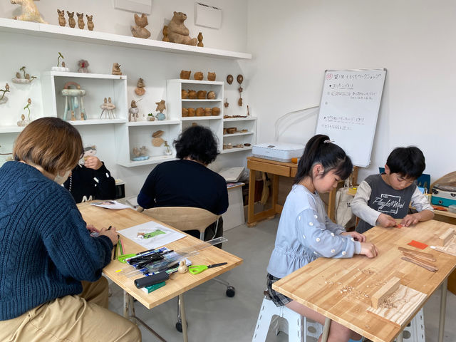 ワークショップでは、木材を使ってスプーンやコースター作りの体験ができます。子供から大人まで楽しめます。世界で1つのオリジナル作品を作りにきませんか。_しろくも工房