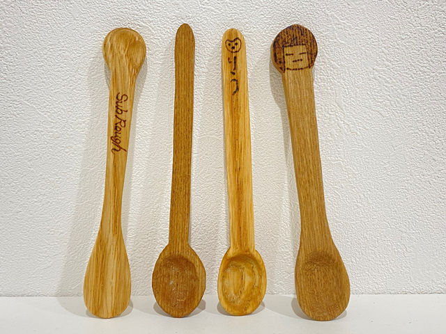 スプーン作り体験はティースプーンかアイススプーン作りを体験できます。形は3種類から選ぶ事ができ、彫刻刀や小刀を使って削っていきます。電熱ペンで焼印もできます。_しろくも工房