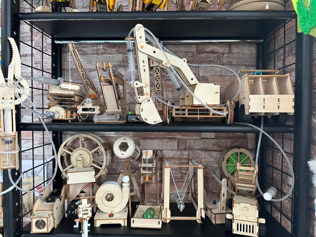 夏休み工作にぴったりな、木工工作体験もあるよ!_Discovery World
