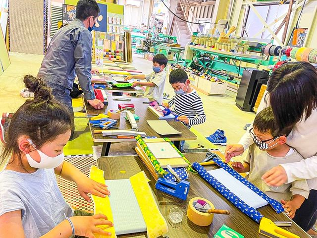 楽しくミニ畳づくり中_的場たたみ店