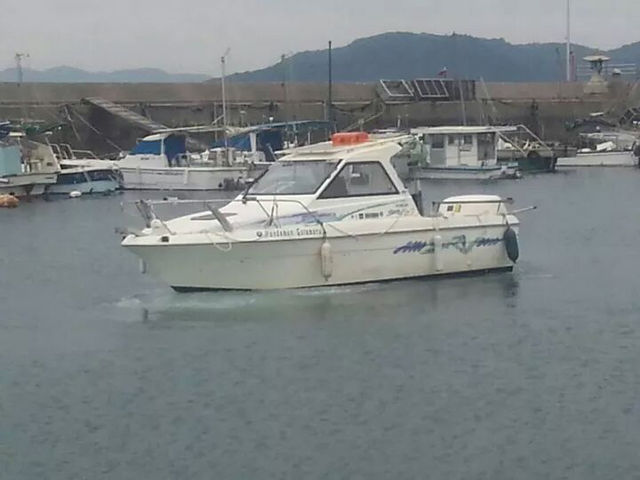 9名まで乗船可能ですが、なんでもん号は基本5名までの貸切船です。相乗り無しでの運航の為
御家族、友達と、少人数向きで気兼ねなくご利用頂けます_なんでもん