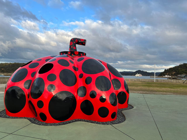 直島シンボル赤かぼちゃ芸術家の草間彌生が制作したまだら模様の巨大なかぼちゃの像。内部を歩くことができる。_なんでもん