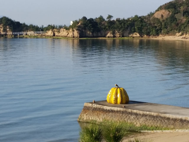 台風で香川県香川郡直島町の突堤から海に流されて破損した前衛芸術家・草間弥生さんの屋外作品「南瓜(かぼちゃ)」を復元_なんでもん