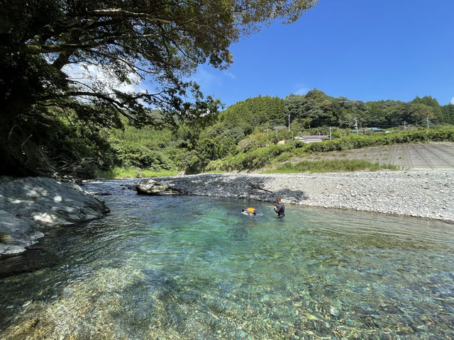 支流の透明度は抜群!_river people