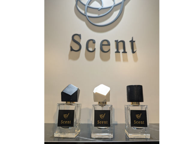 香水瓶のキャップは3種類_調香室 Scent