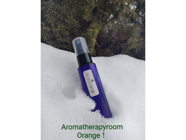 アロマルームスプレーと庭のコニファーと雪
_Aromatherapy room Orange !
