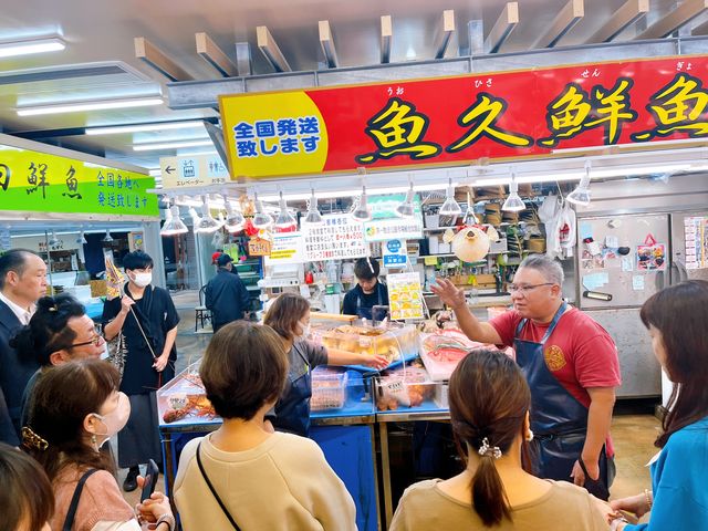 公設市場内の寿司作りのネタを仕入れる鮮魚店等を見学します。_那覇牧志公設市場 インターナショナル 寿司作り体験会