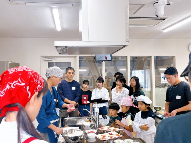 講師から寿司の握り方を学びます。_那覇牧志公設市場 インターナショナル 寿司作り体験会
