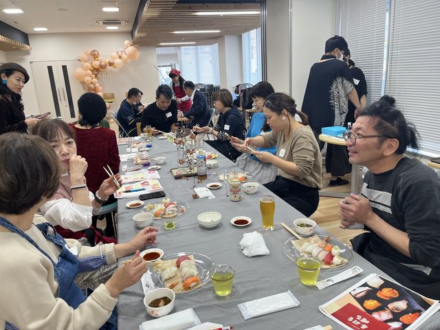 お寿司が握れたらみんなで食べます。ビールや日本酒等も別途、販売しています。_那覇牧志公設市場 インターナショナル 寿司作り体験会