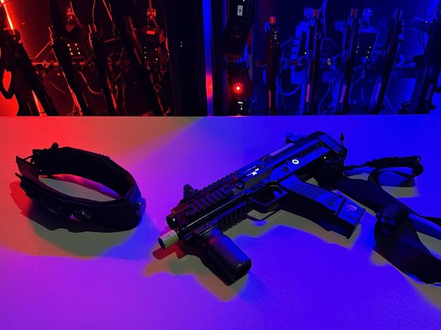 世界で信頼のあるLaser War社のレーザータグシステムを導入。使用するタガー(銃)とヘッドバンドです。_Lazer Zone