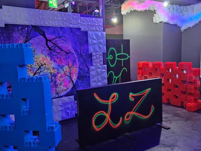 プレイエリア内です。異次元の空間を演出します。_Lazer Zone