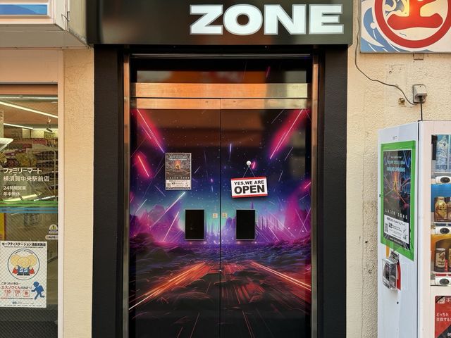 ビル地下へ降りる入り口です。_Lazer Zone