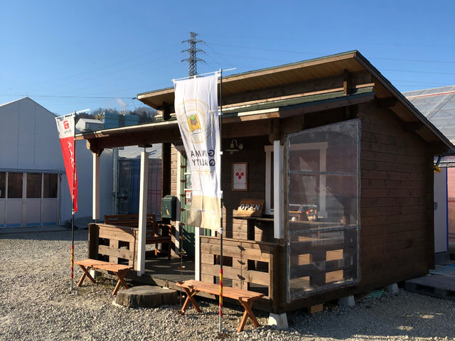 こちらのログ小屋の直売所で受付後イチゴ狩りハウスへ。_しみずいちご園