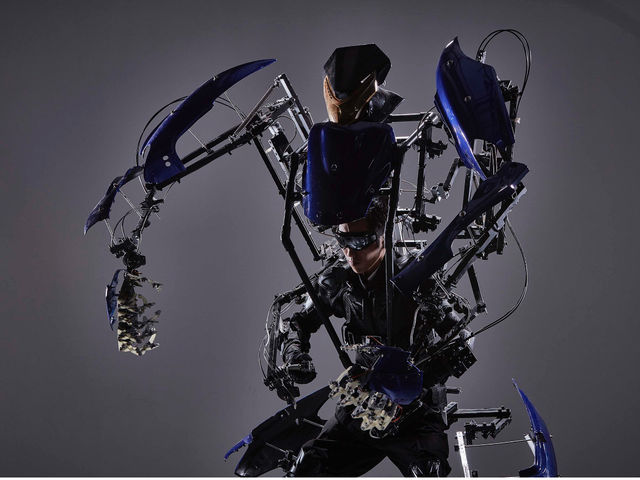 身長約3メートルの装着型ロボットをご覧いただけます。_スケルトニクス八王子工場