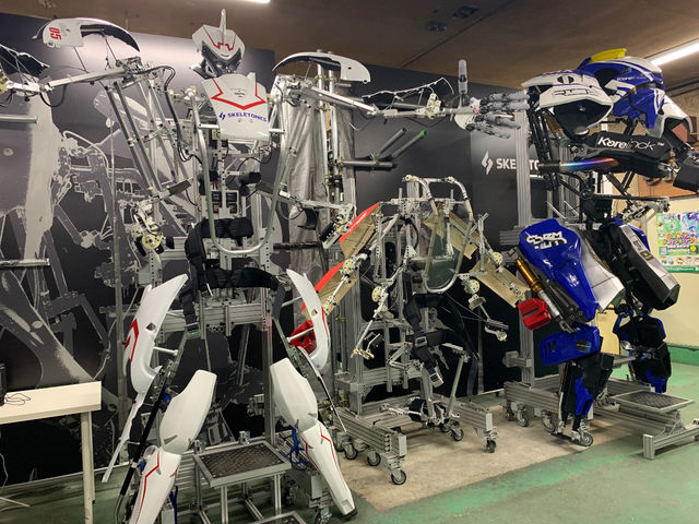様々なバリエーションのロボットとその製造過程がご覧いただけます。_スケルトニクス八王子工場