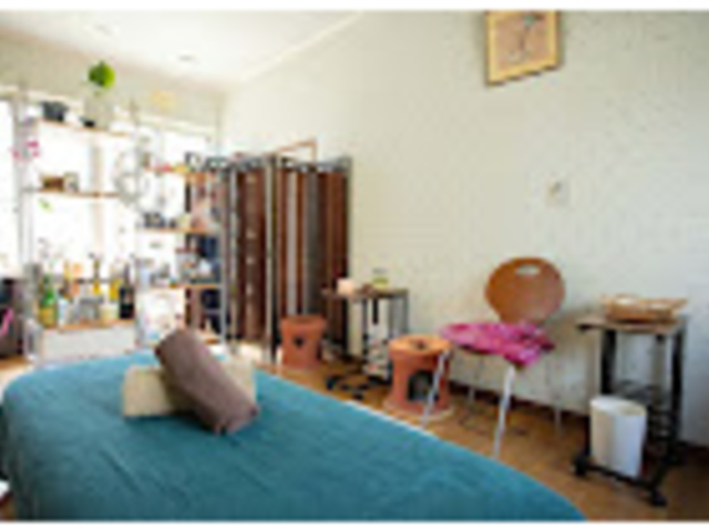 広々した昼間は明るいお部屋です_愛音セラピーヒーリング