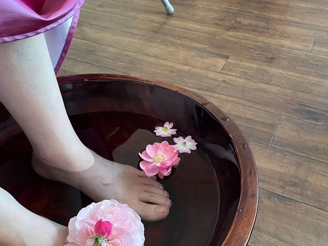 よもぎ蒸しの前に足湯で効果を高めます_愛音セラピーヒーリング