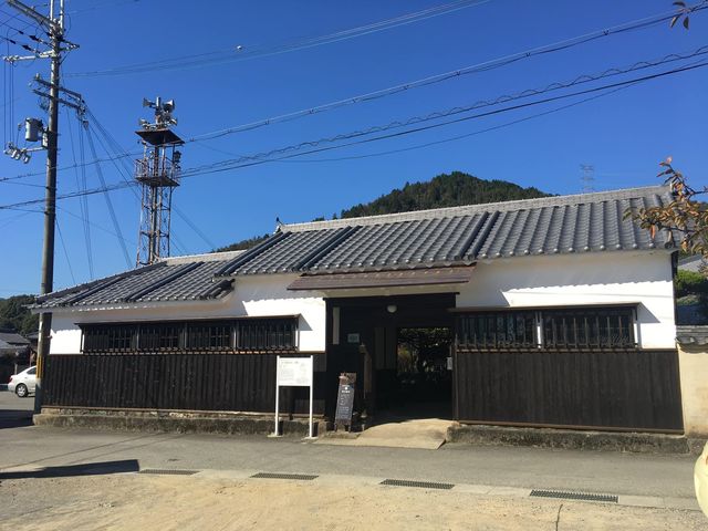 こちらの建物の前が駐車場です。_旧小國家 食事処