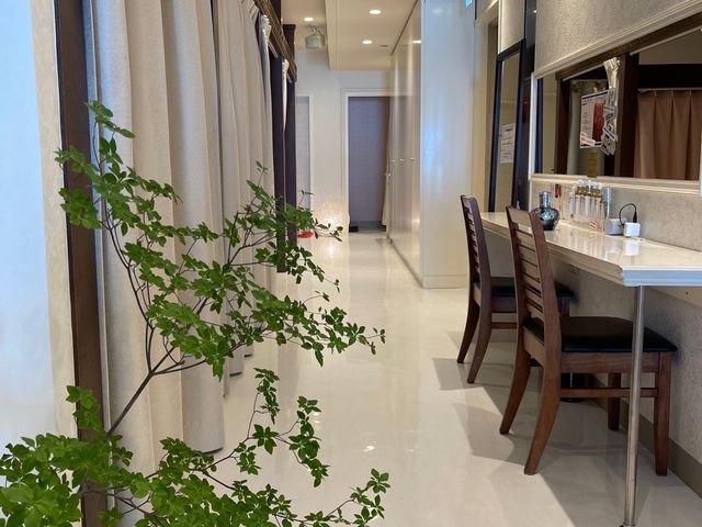 白を基調とした清潔感のある店内_Relaxation Beauty Felice