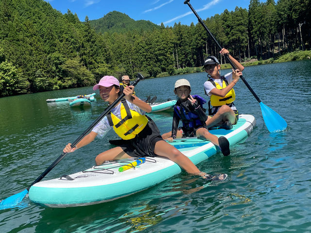 SUPの上でヨガのポーズにチャレンジしたり、一緒に乗って漕いだり、ジャンプして水に飛び込んだり!思い出の1日にしましょう!写真データはプレゼント!_ひびきヨガ&アウトドア
