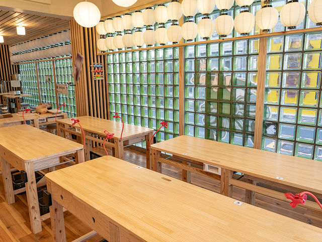 10人が余裕で斬り体験できる大型テーブル_SOBAGIRI楽常~Soba Making Space~