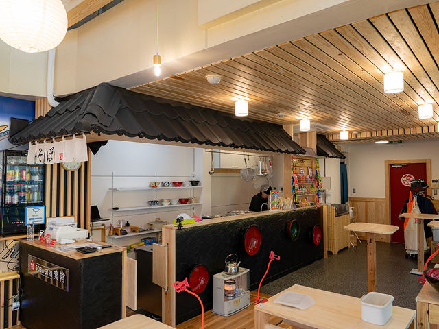 和の雰囲気のある厨房とイートスペース_SOBAGIRI楽常~Soba Making Space~
