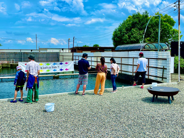 元気なニジマスがたくさん泳いでいるよ!_釣り堀&つかみ取り&BBQ やったね!