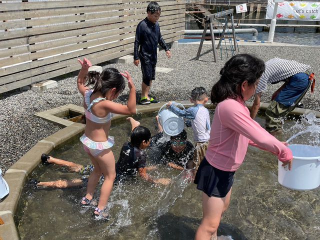 井戸水かけ流しのつかみ取りプールは冷たくて気持ち良い〜!
浅くて小さなお子様も安心です!_釣り堀&つかみ取り&BBQ やったね!