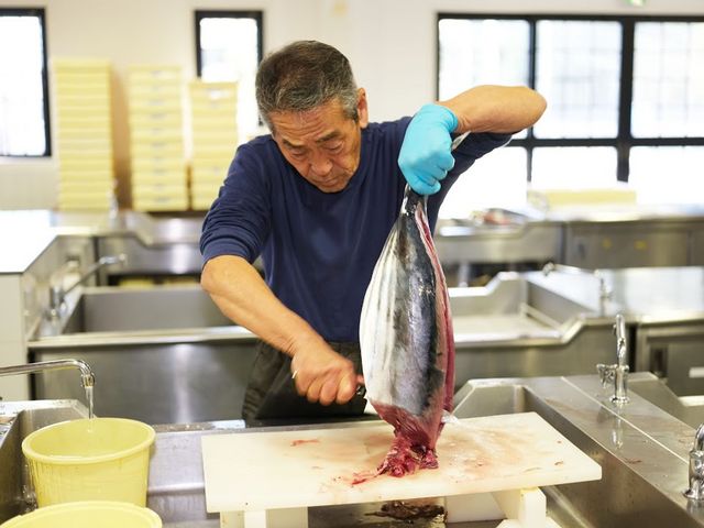 大桶2つ以上のご注文でカツオの解体ショーあります!_磯体験施設 海ほおずき