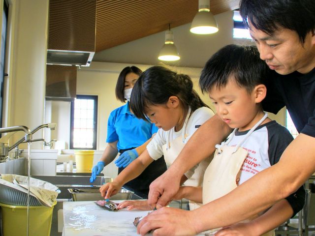 アジをさばく時はスタッフがしっかりお手伝いするよ!_磯体験施設 海ほおずき