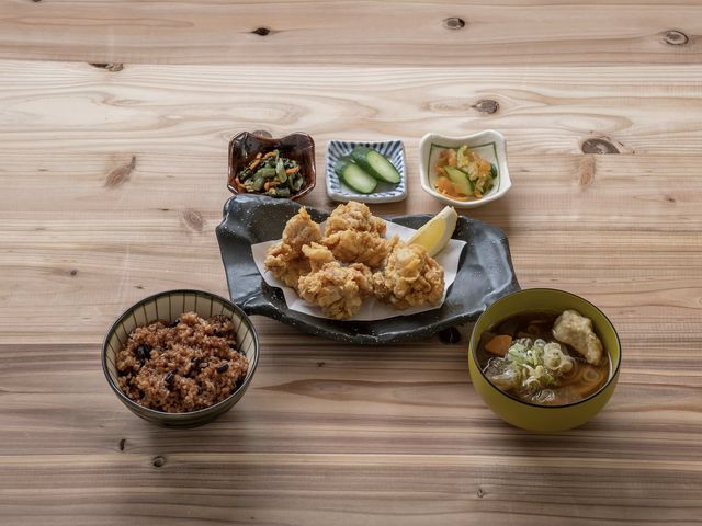 人気No.2メニュー、「醤油糀漬けからあげ定食」。群馬県産の赤城鶏を使った自慢の一品。_おふろcafe 白寿の湯