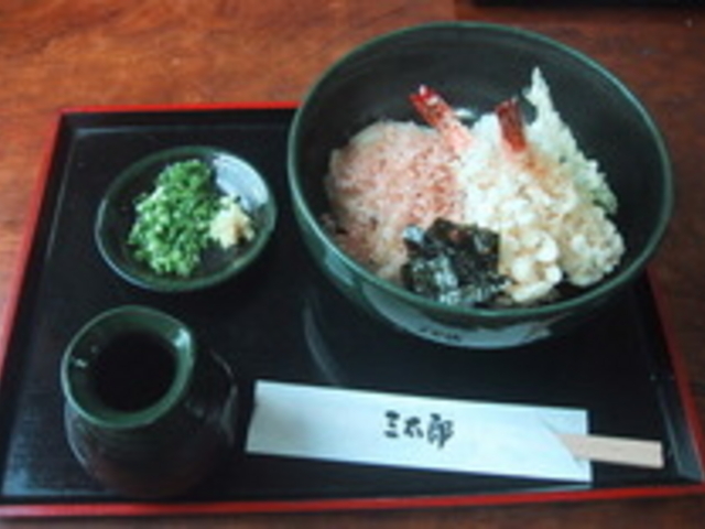 コシが強い麺は島内でも人気_手打ちうどん三太郎