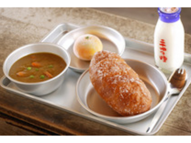 懐かしい揚げパンとカレースープの給食セット_二十四の瞳映画村cafeシネマ倶楽部