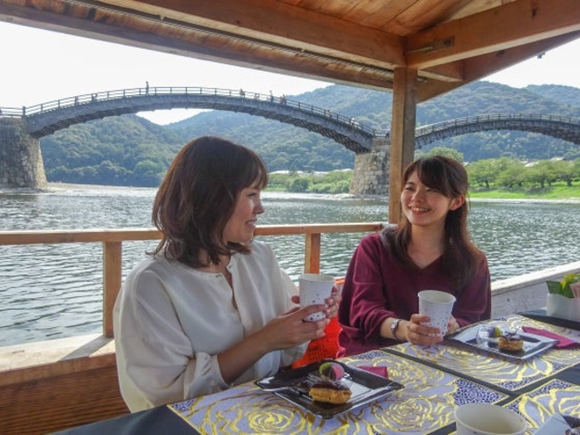 秋の錦帯橋「喫茶舟」の写真1