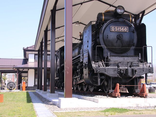 旧室蘭駅舎横の蒸気機関車D51560号機の写真1