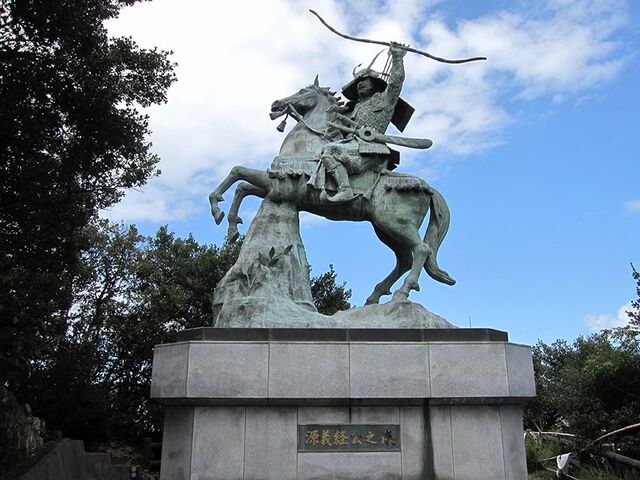 旗山の義経騎馬像の写真1